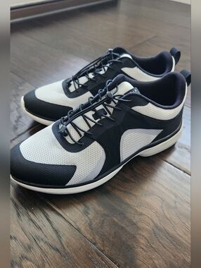 Vionic Olessa Women's Supportive Walking/Athletic Shoe. Size 9.5.